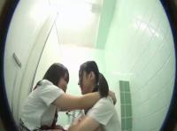 【隠し撮りの個人映像】レズビアンカップル女子校生がこっそり密室女子トイレレズ！！