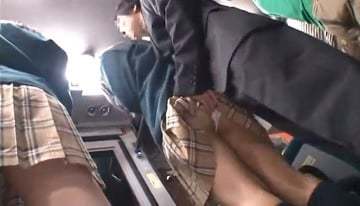 【女子校生のエロ動画】車内でスマホ弄りに集中してる女子校生のスカートにこっそり手を忍ばせてイタズラしちゃおう！