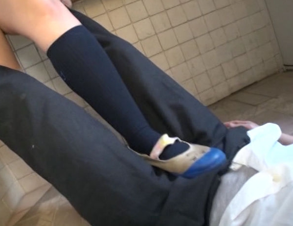 女子校生の汚い上履きとくさぁいハイソックスの足裏で靴コキ責めの脚フェチDVD画像2