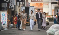 歌舞伎町を歩く三人