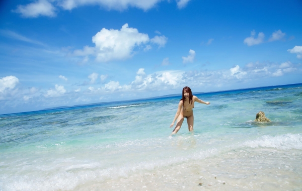 三上悠亜 ヌード画像 青空のビーチで全裸など160枚の020枚目