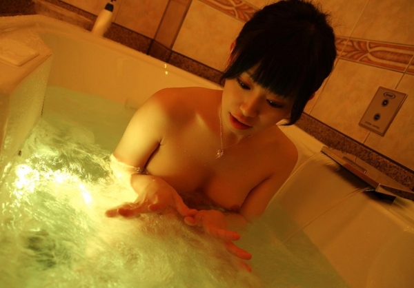 入浴エロ画像 弾ける水滴スレンダー美女の艶肌80枚の46枚目