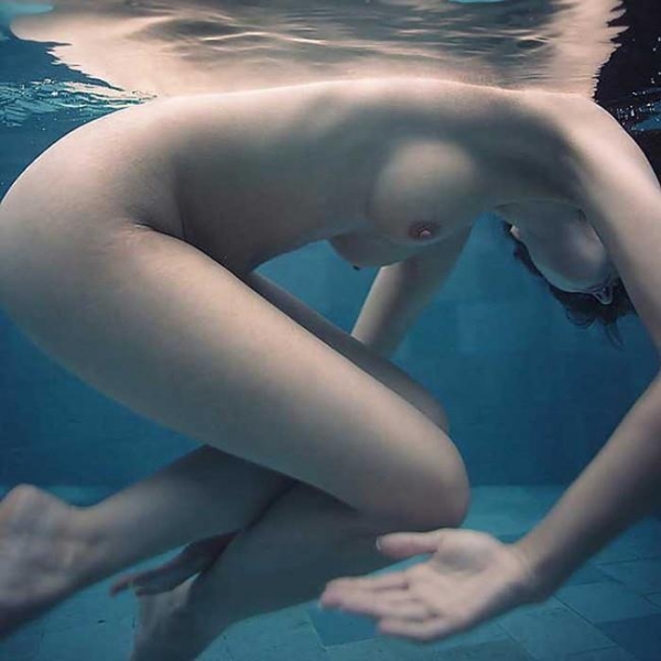 水中ヌード画像 水の中で全裸53枚の28枚目