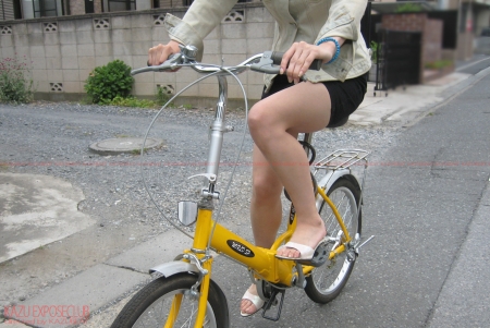 ミニスカートで自転車に乗って色気たっぷり魅力的な美脚お姉さん♪