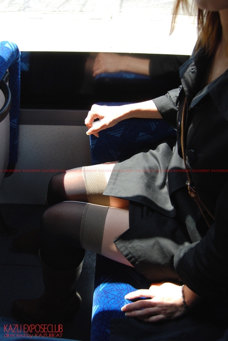 バスに乗って移動中おしゃれなニーハイソックスが魅力的過ぎてすり寄ってスカートのパンティを確認…