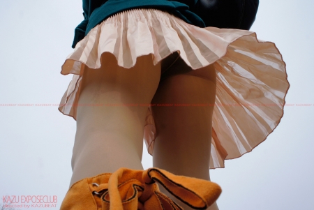 サーモンピンクのサテンスカートを風になびかせガッツリパンチラを魅せつける色っぽい他人妻!!