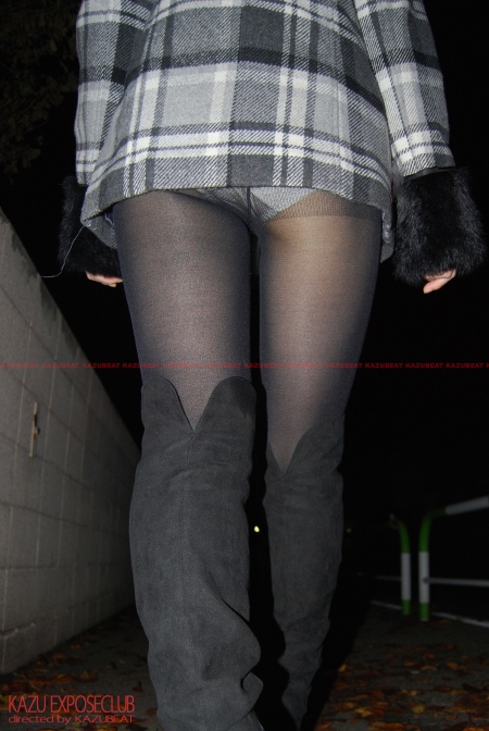 薄暗い夜道を歩くお嬢さんのタイツ美脚が気になってしまいミニスカ捲ってパンティ見せて頂きました♪