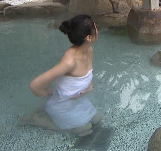 雛形あきこ　おっぱいがこぼれている入浴シーンキャプ・エロ画像３