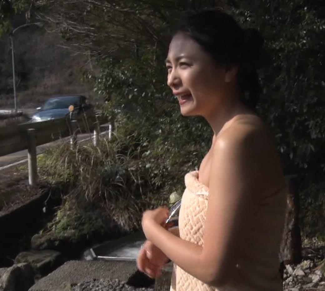 川村ゆきえ　道路から丸見えの温泉に入らされる強制野外露出番組キャプ・エロ画像１１