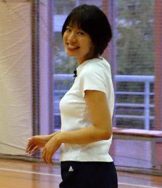 佐藤美希　おっぱいが際立つ真っ白Tシャツキャプ・エロ画像１０
