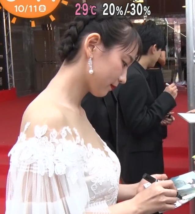 吉岡里帆　映画祭でセクシードレスキャプ・エロ画像３
